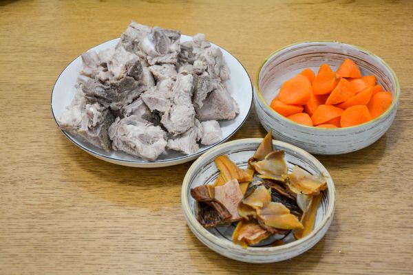 腔骨墨鱼胡萝卜汤