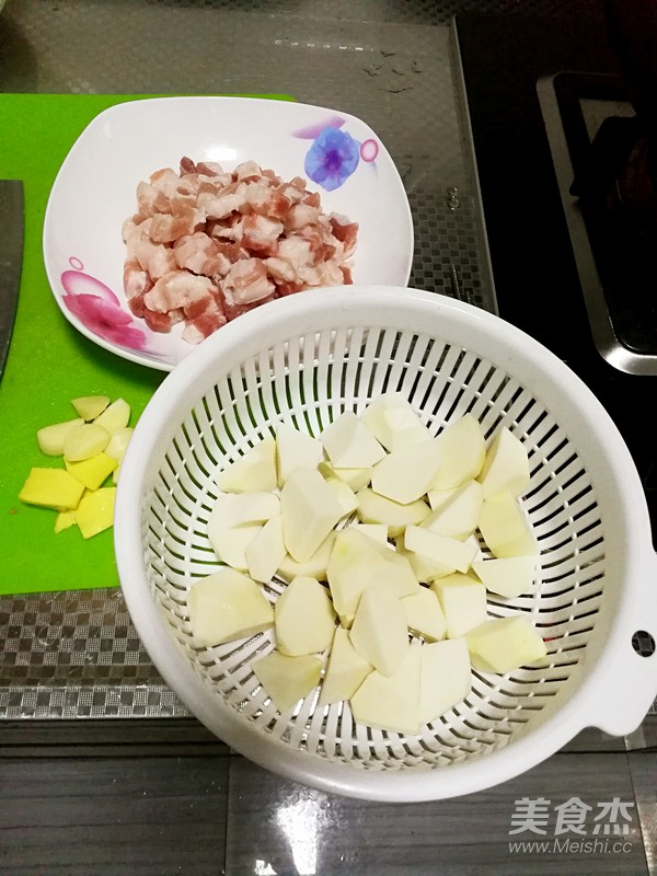 芋子红烧肉的做法