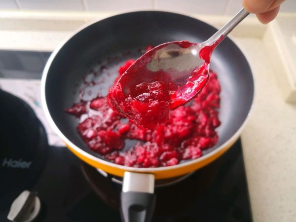 黑全麦松饼配蔓越莓果酱