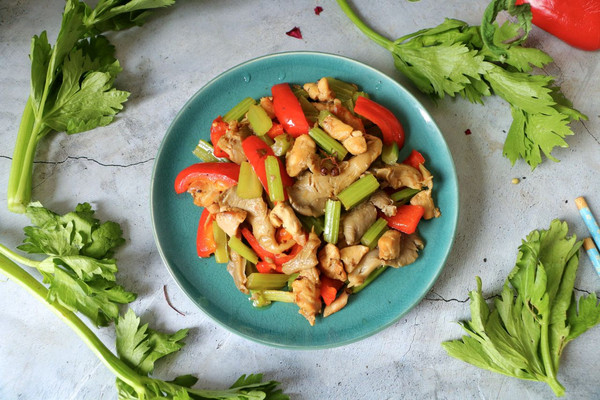 什锦鸡丁炒蘑菇