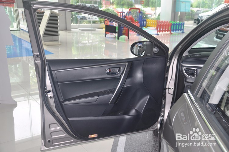 卡罗拉门板怎么拆卸