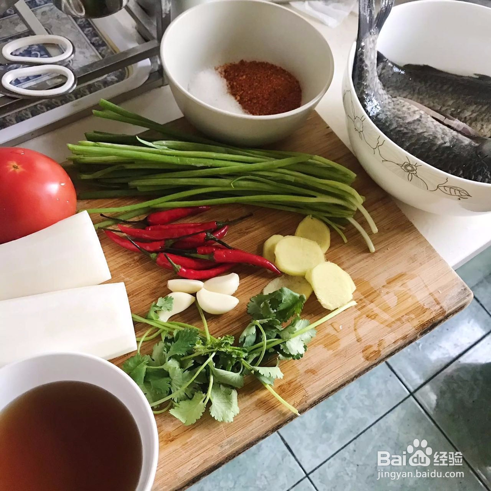 酸辣鲫鱼萝卜汤的做法——夏天没胃口吃什么？