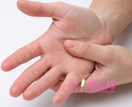 自我按摩三步法打造光滑细腻玉手