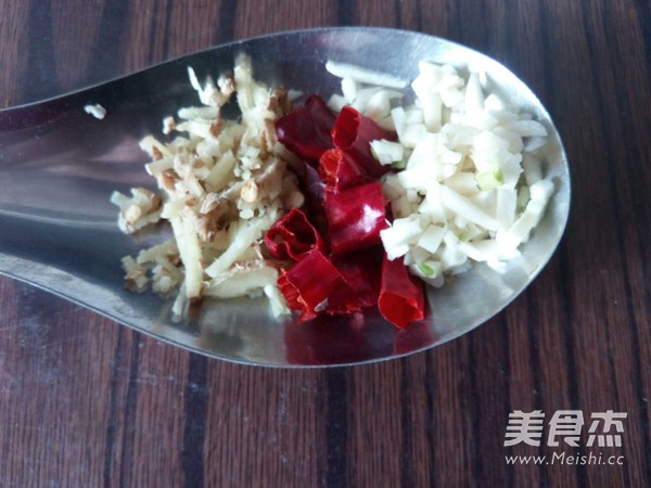 果仁拌蕨菜的做法