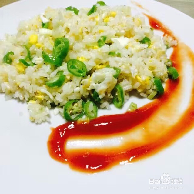 青椒鸡蛋炒饭配番茄酱的吃法