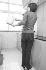 6个厨房健身动作瘦身很轻松