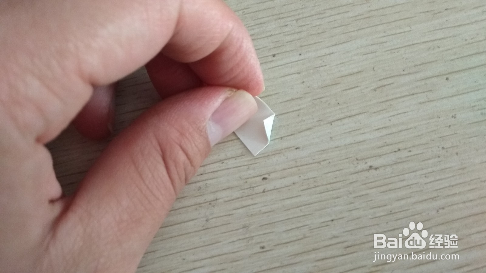 如何用一小长方形硬卡纸做简易的单个中性笔支架