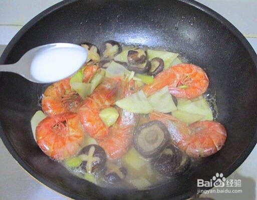 冬笋香菇烧大虾的做法