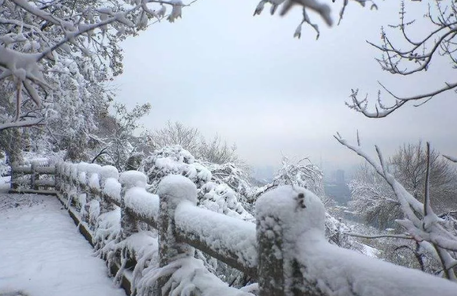 就是下小雪吧,济南是受不住大雪的,那些小山太秀气!秀气是加点字。表达作用什么