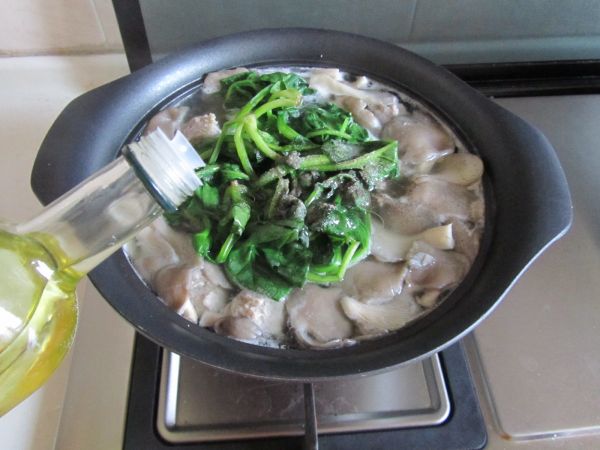 菠菜蘑菇汆丸汤