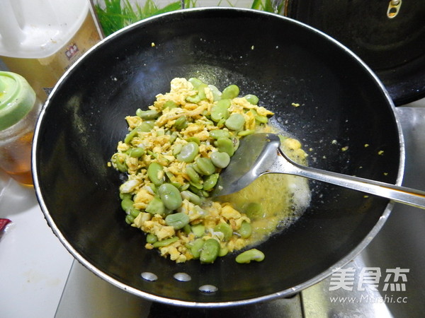 蚕豆炒鸡蛋的做法