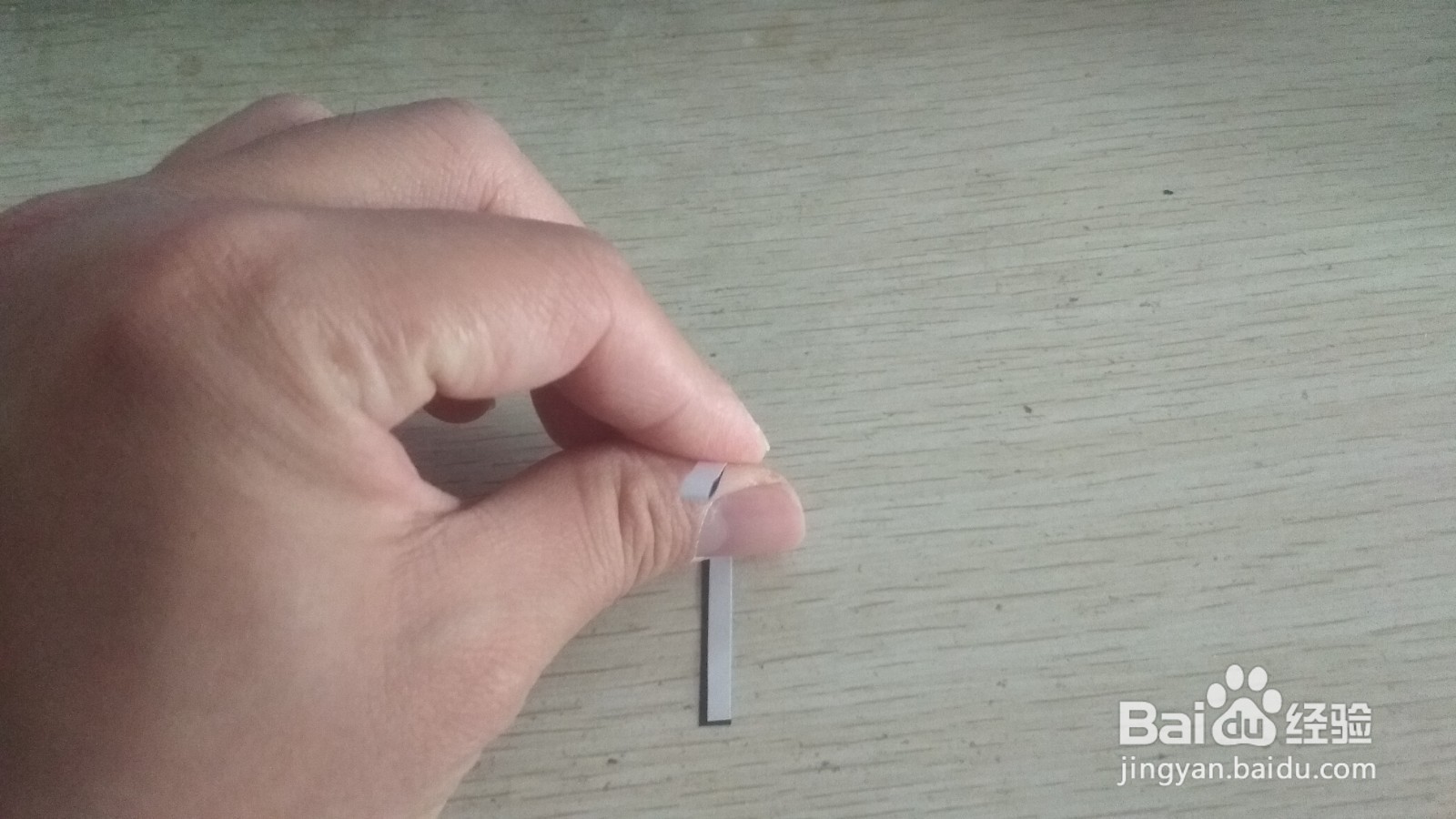如何用细长的纸条和格尺做简易的中性笔的支架