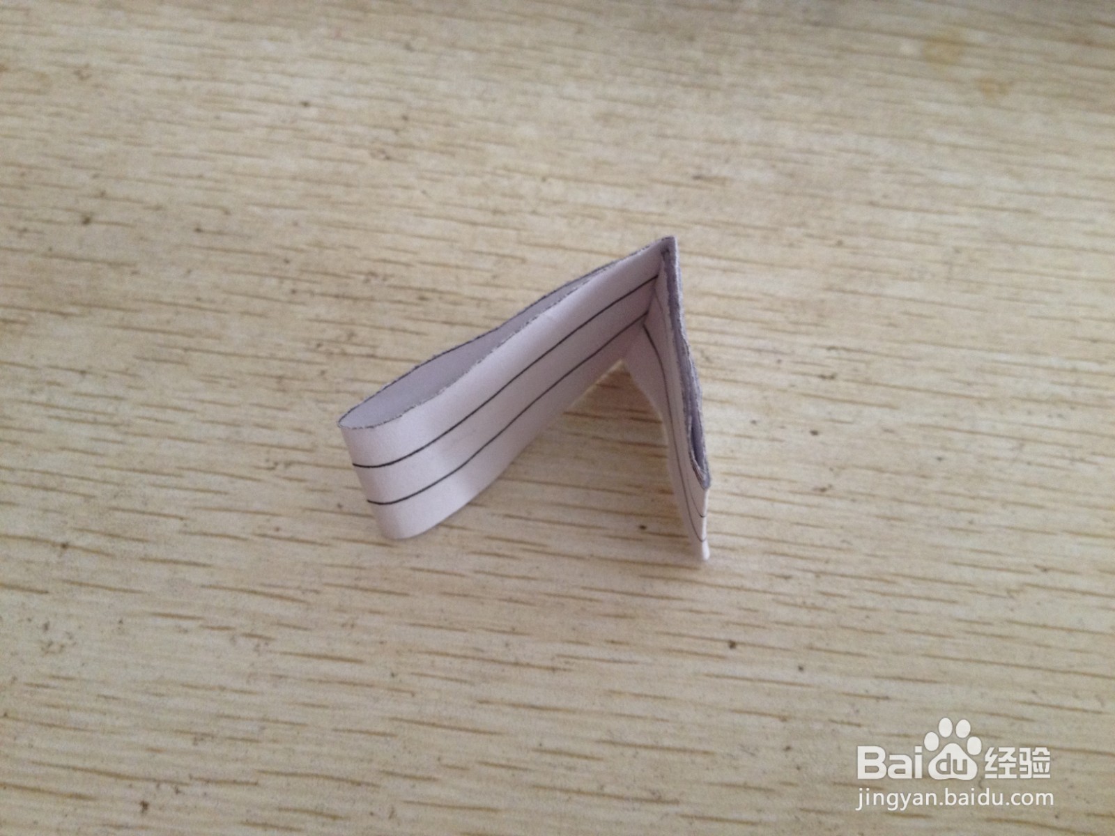 如何用一张纸条做可以支撑两支中性笔的简易支架