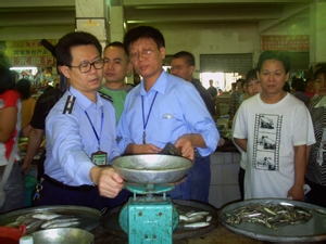 如何应对买东西缺斤少两的现象