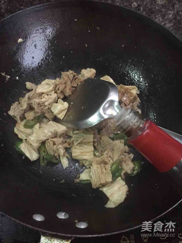 腐竹炒肉的做法
