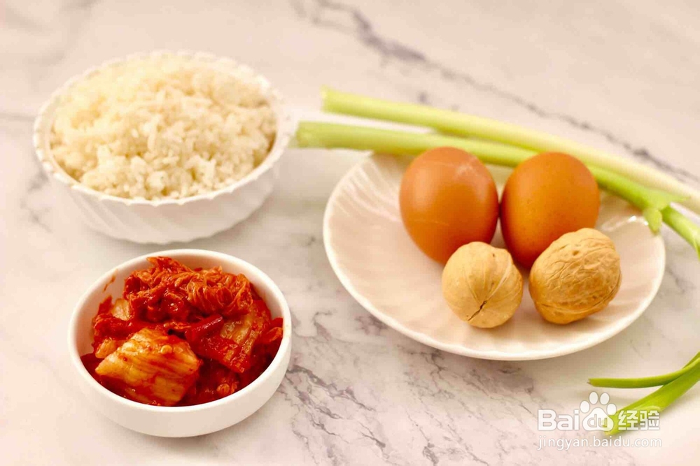 新奇的泡菜核桃蛋炒饭