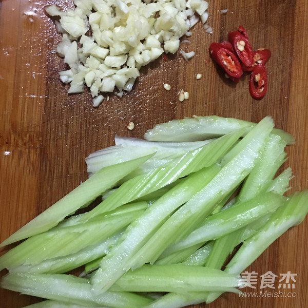 腐竹炒西芹的做法