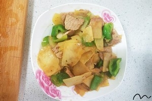 健康养生佳品蚝油青椒土豆片的做法