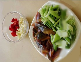 煸炒鳝段的做法