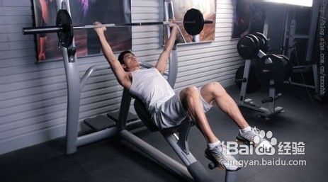 杠铃卧推的正确方法