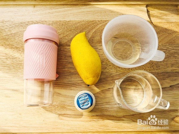 凉爽可口的芒果养乐多的步骤