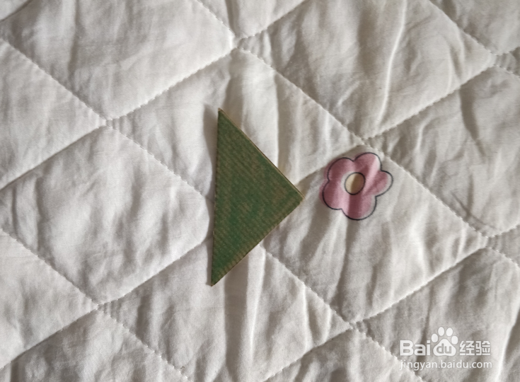 用九巧板怎么拼一个打滚哭闹的小朋友呢?