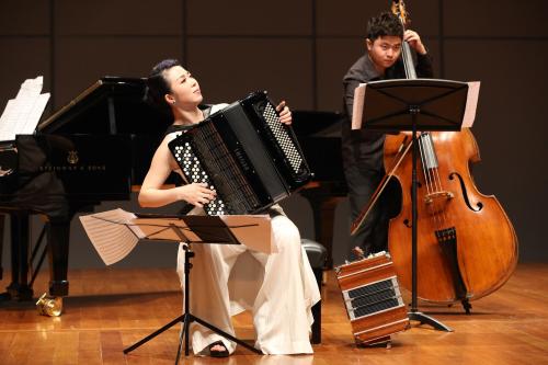 他会在森林里演奏他的手风琴(扩句至少扩两句)