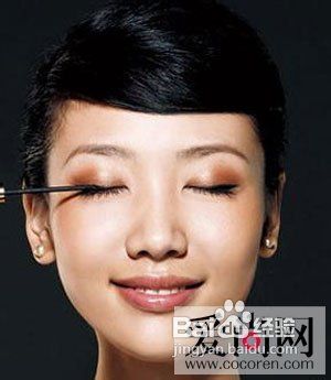 用眼线液画出清新眼线