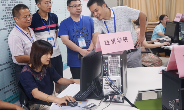 我查了下，上面显示:正在阅档,专业未分配是录取还是没被录取