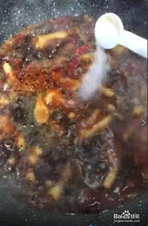 如何自己制作好吃的麻辣炖鸡爪