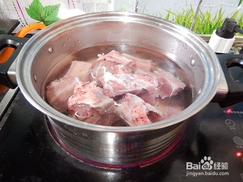 如何用烤箱炖汤：萝卜排骨汤