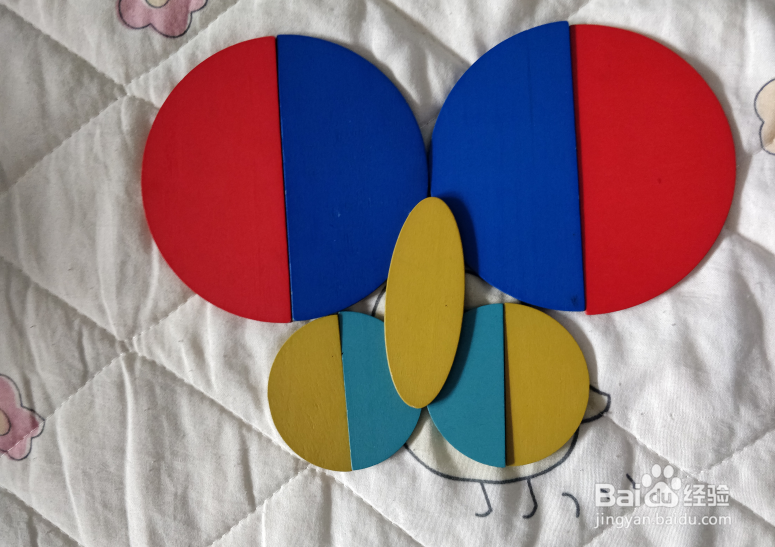 用形状积木怎么拼一只彩蝶？