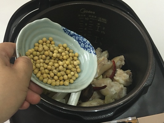 香菇黄豆炖猪蹄