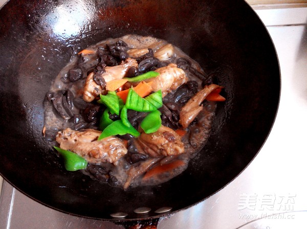 红蘑鸡翅的做法