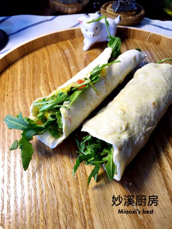 芝麻菜牛油果卷饼