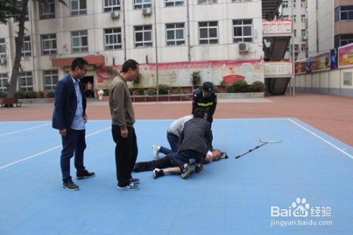 面对带有凶器的歹徒的时候应该怎么办