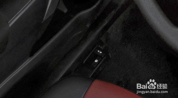 卡罗拉油箱盖怎么打开 油箱盖开关在哪