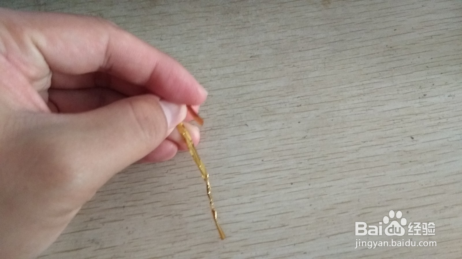 如何用面包袋的绑绳做简易的中性笔的支架