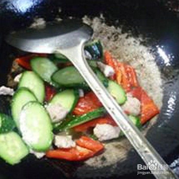 瘦肉片黄瓜炒人参果的简单做法