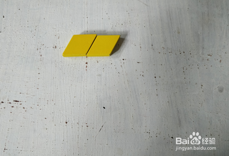 用智力拼板怎样拼一双轮滑鞋?