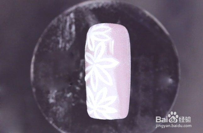 怎样做精致的雕花花卉美甲？