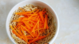 红油酸辣菇的做法