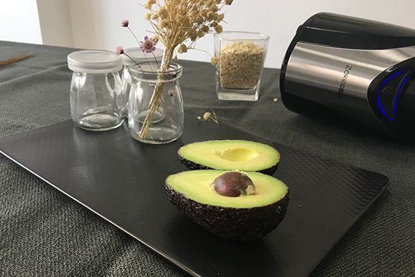 燕麦牛油果奶昔杯