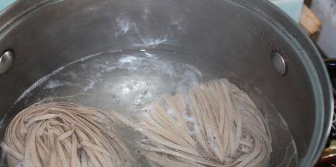 跟着学喜欢的金针菇烧鹅荞麦面
