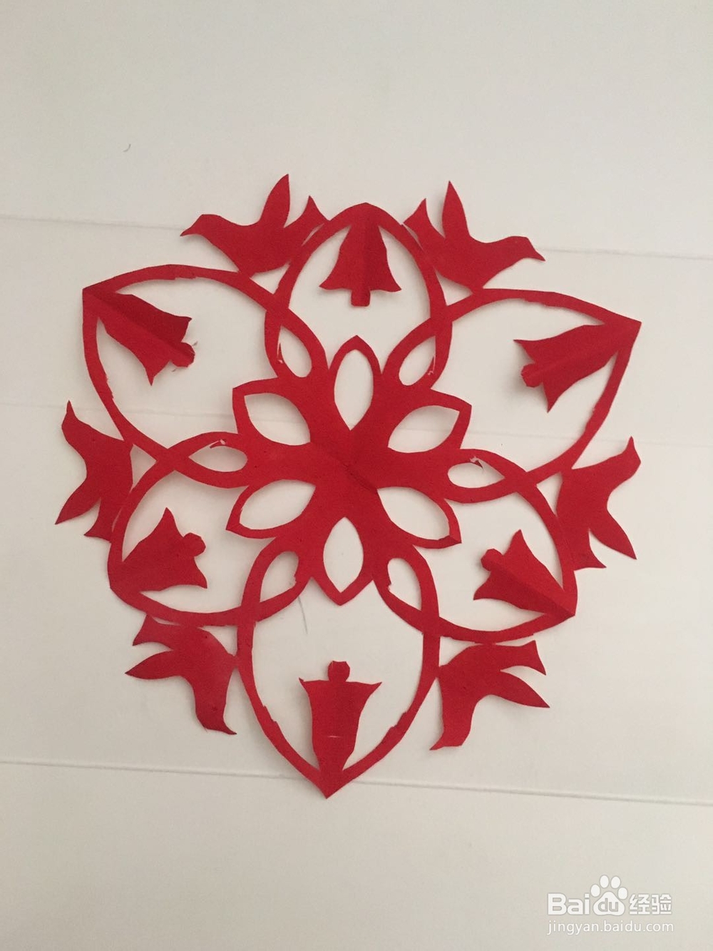 一副漂亮的铃铛鸽子图案 怎样用彩纸裁剪