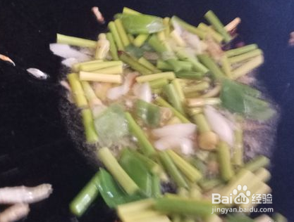 夫妻在家炒豆腐蒜台的家常做法经验技巧方法