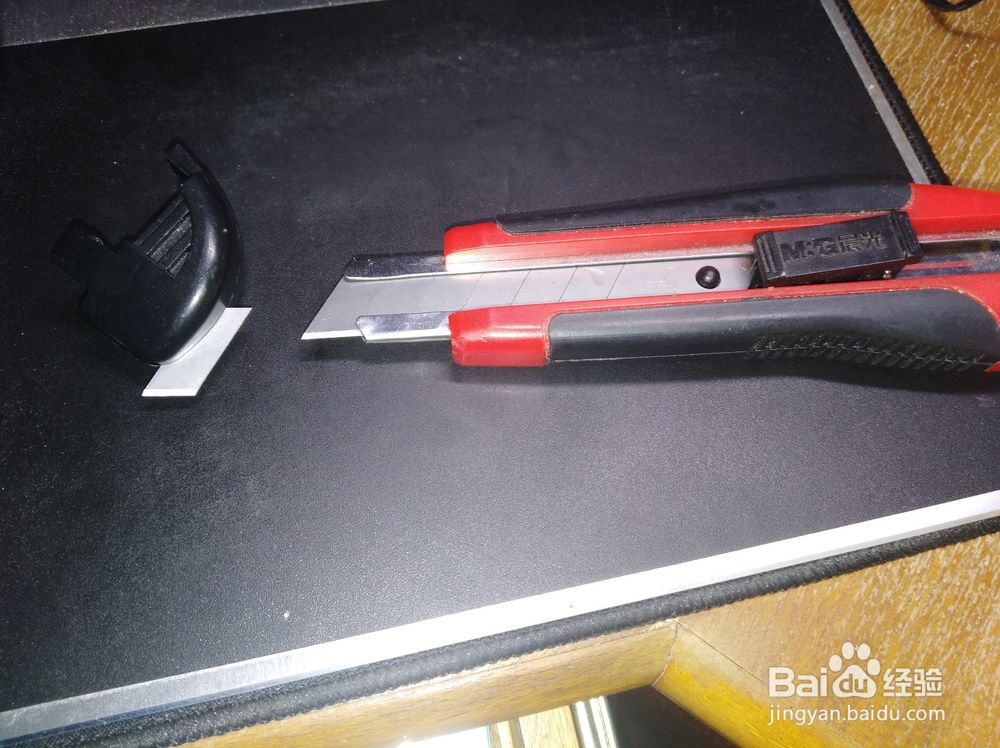 如何准确利用裁纸刀