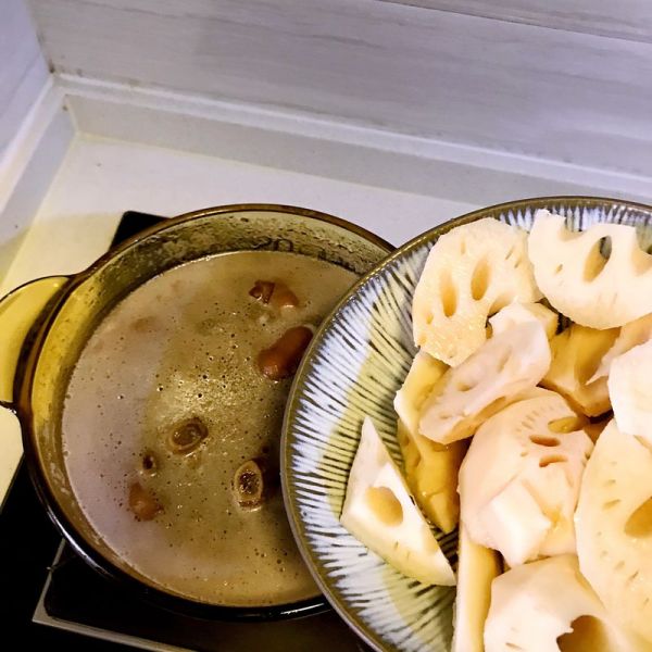 五谷猪蹄莲藕汤