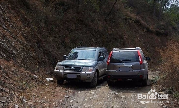 汽车大灯连闪三下什么意思？