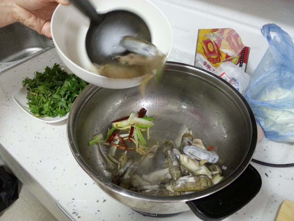 教你做辣炒小人仙，真是难得的美味